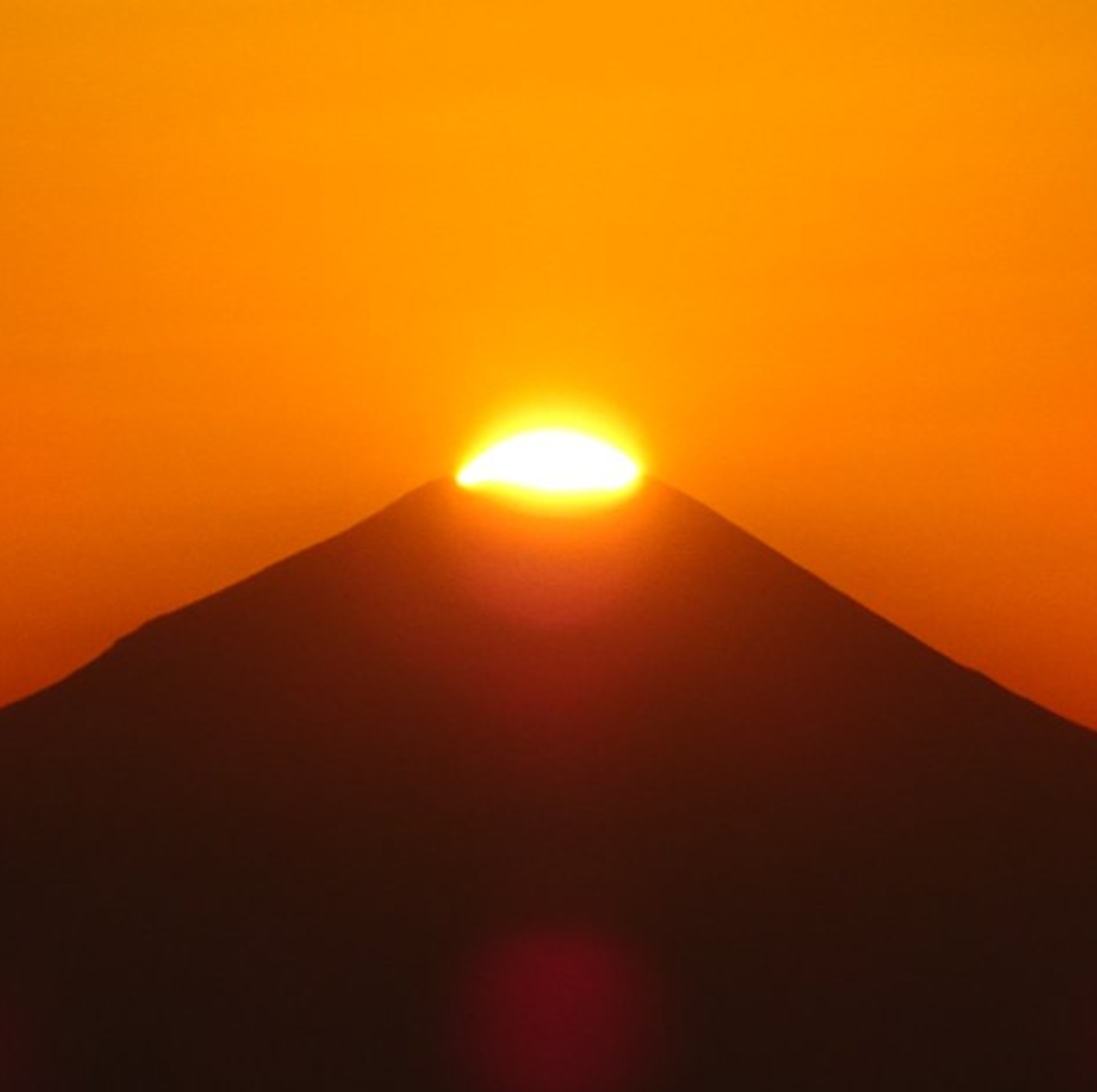 Witness the beauty of "Diamond Fuji" sunrise